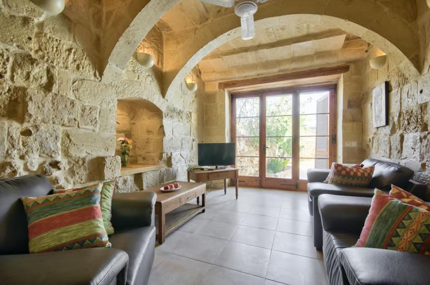 Farmhouse Razzett Cora วิกตอเรีย ภายนอก รูปภาพ