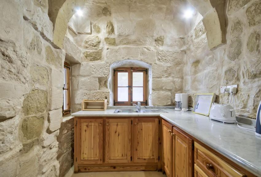 Farmhouse Razzett Cora วิกตอเรีย ภายนอก รูปภาพ