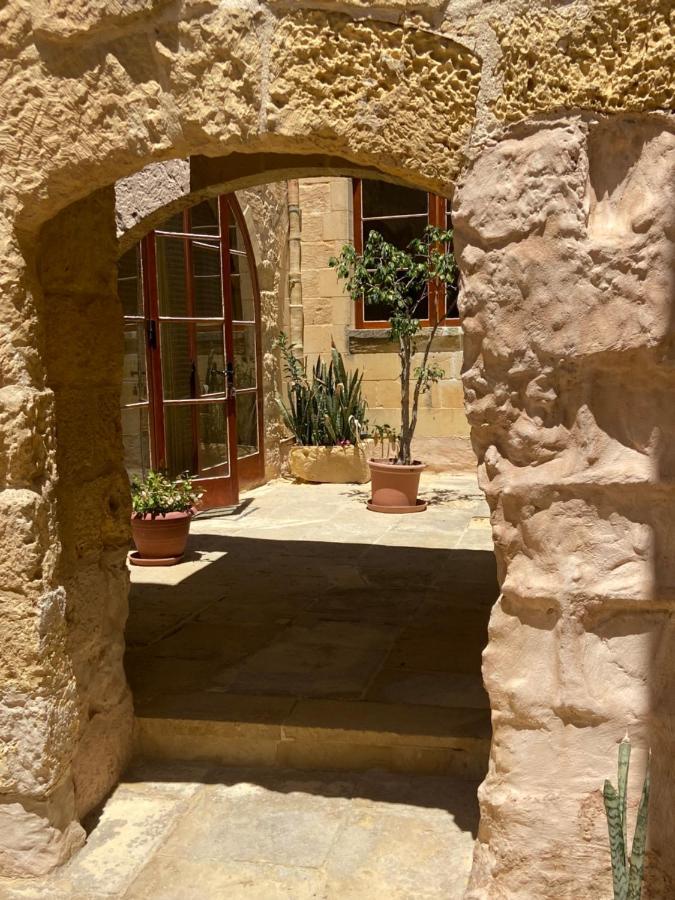 Farmhouse Razzett Cora วิกตอเรีย ภายนอก รูปภาพ